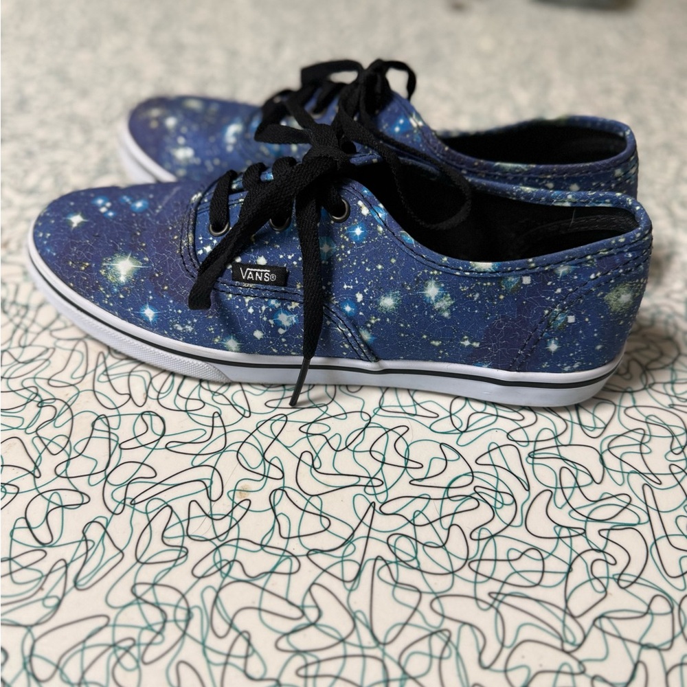 Vans  Galaxy Print Low-Top Sneakers in Navy Blue